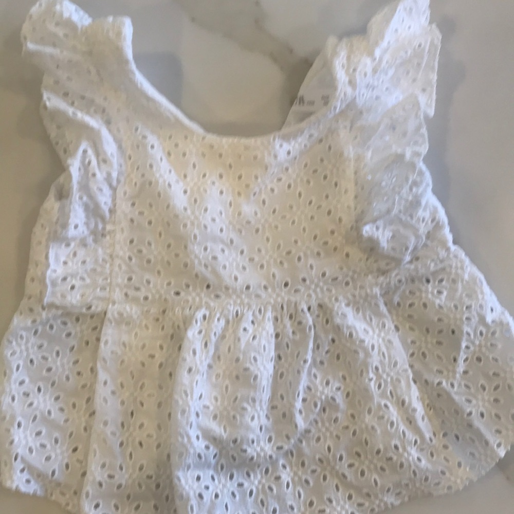 Zara size 5 eyelet top